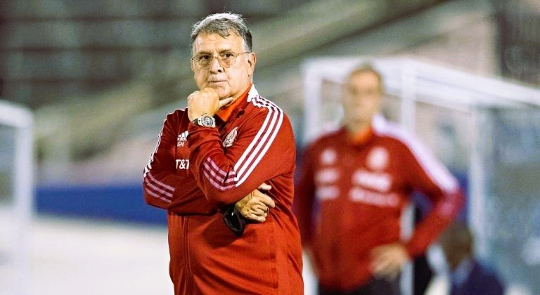 Gerardo 'Tata' Martino seguirá al frente del TRI y confían en que lleve a la selección a los mejores ocho a nivel mundial