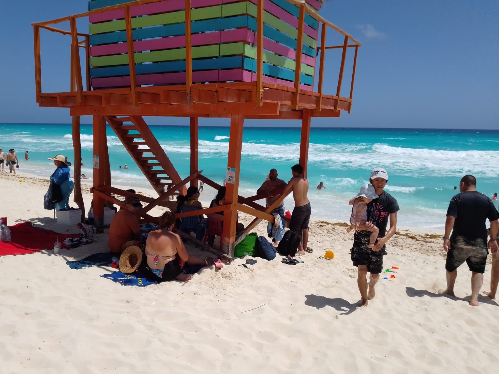 Los fuertes rayos del sol ayudaron a que turistas y bañistas buscaran un lugar en los arenales de Playa Delfines