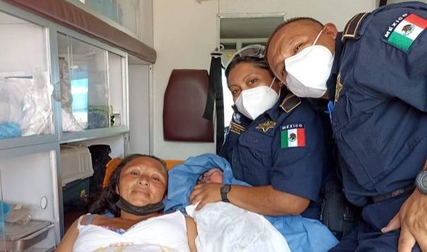 Tras recibir a la bebé reanudaron el viaje al hospital de Mérida