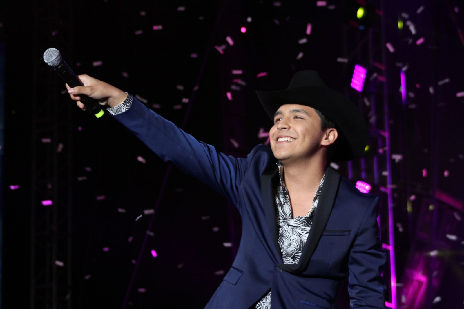 Christian Nodal podría recibir multa de medio millón si canta narcorridos