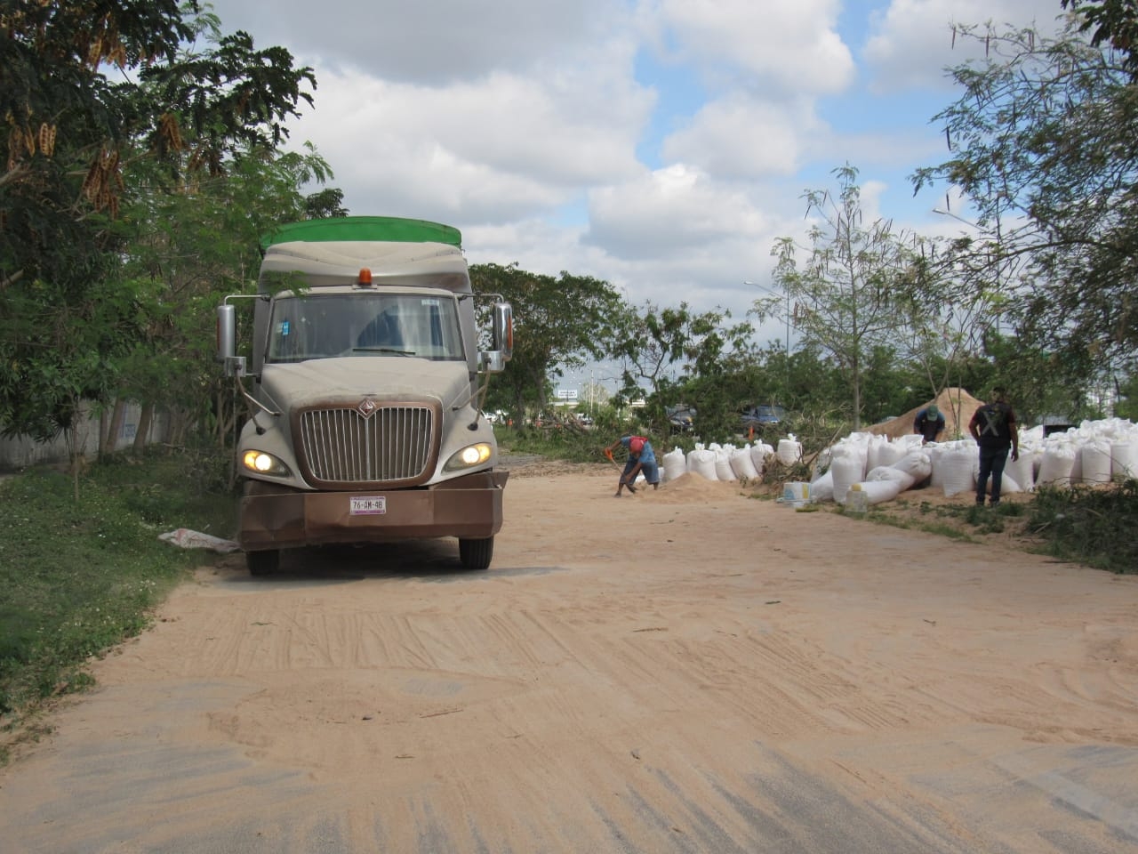 En el lugar se procedió a recoger el producto y ponerlos a un costado de la carretera En el lugar se procedió a recoger el producto y ponerlos a un costado de la carretera