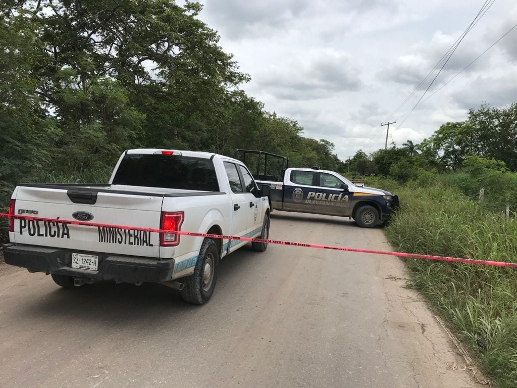 Los policías de Bacalar y ministeriales acordonaron la zona e impideron el paso de vehículos en el sitio del hallazgo en Bacalar Los policías de Bacalar y ministeriales acordonaron la zona e impideron el paso de vehículos en el sitio del hallazgo en Bacalar