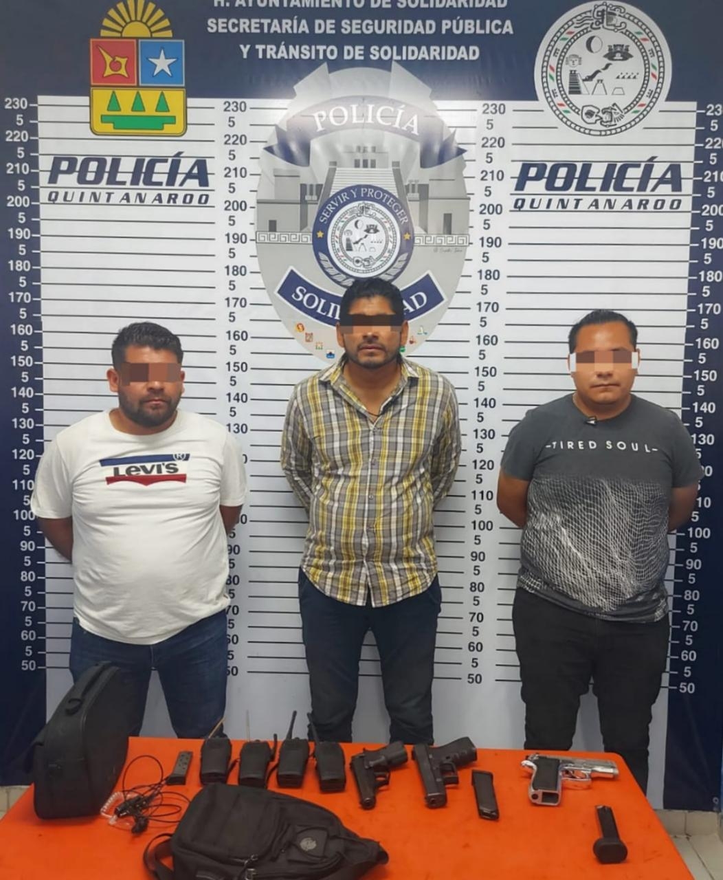 Al realizarles una inspección de seguridad, los sujetos tenían en su posesión un arma corta abastecida con ocho cartuchos