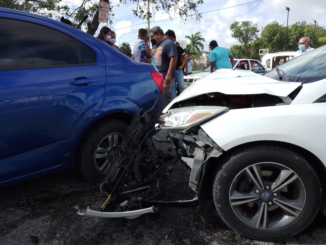 Al lugar llegaron elementos de policía, así como curiosos que se detuvieron a ver la magnitud del choque Al lugar llegaron elementos de policía, así como curiosos que se detuvieron a ver la magnitud del choque