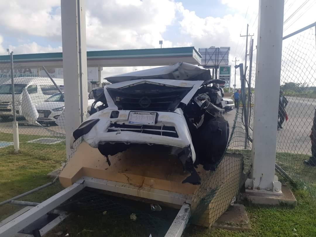 El automóvil fue catalogado como pérdida total; al lugar llegaron elementos policiales El automóvil fue catalogado como pérdida total; al lugar llegaron elementos policiales