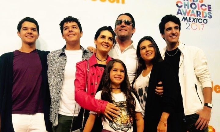 Internautoas y seguidores del actor han celebrado el parecido entre él y su hija más pequeña. Foto: Instagram @eduardosantamarina