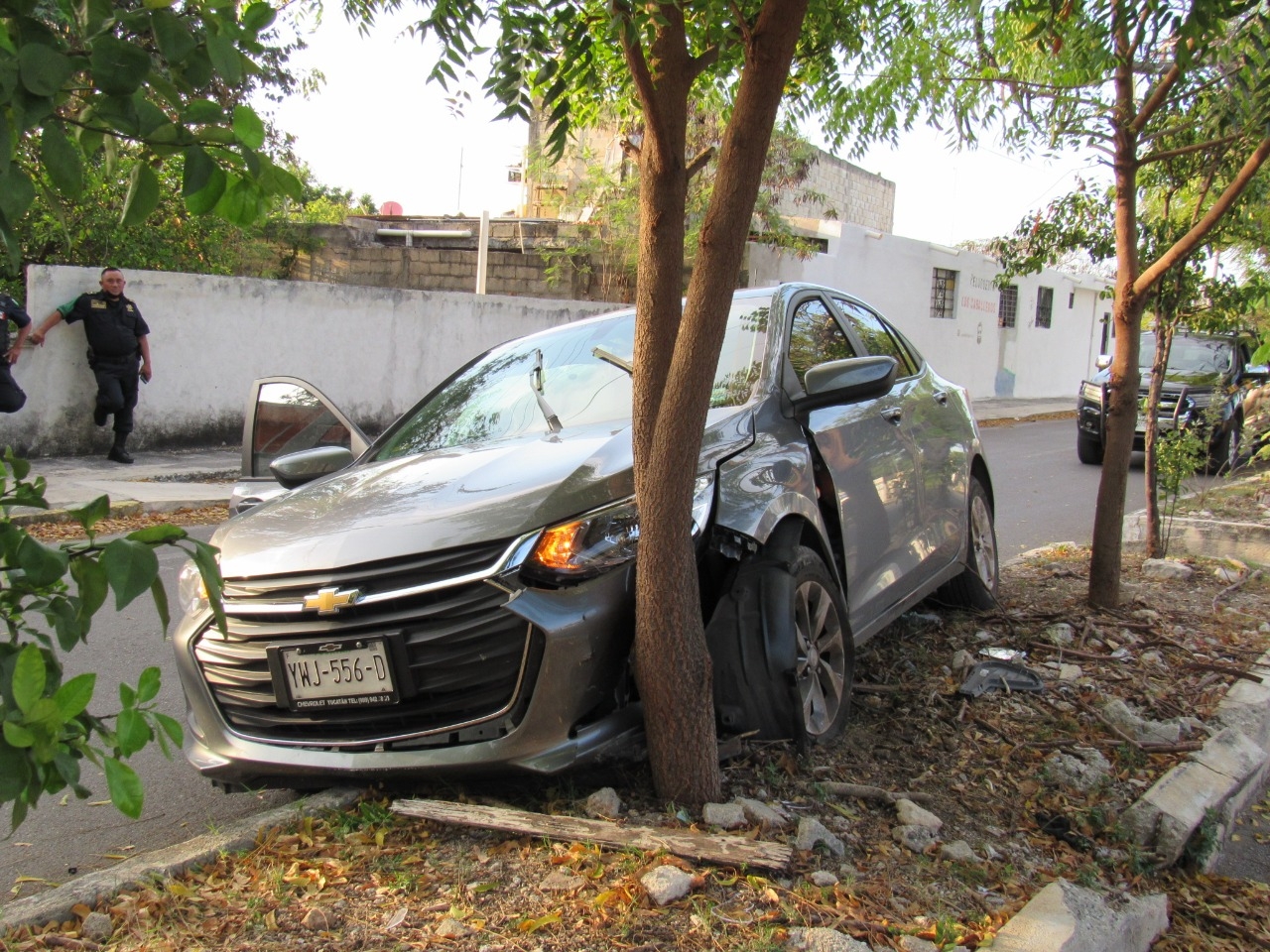 El auto terminó subiendo sobre el camellón