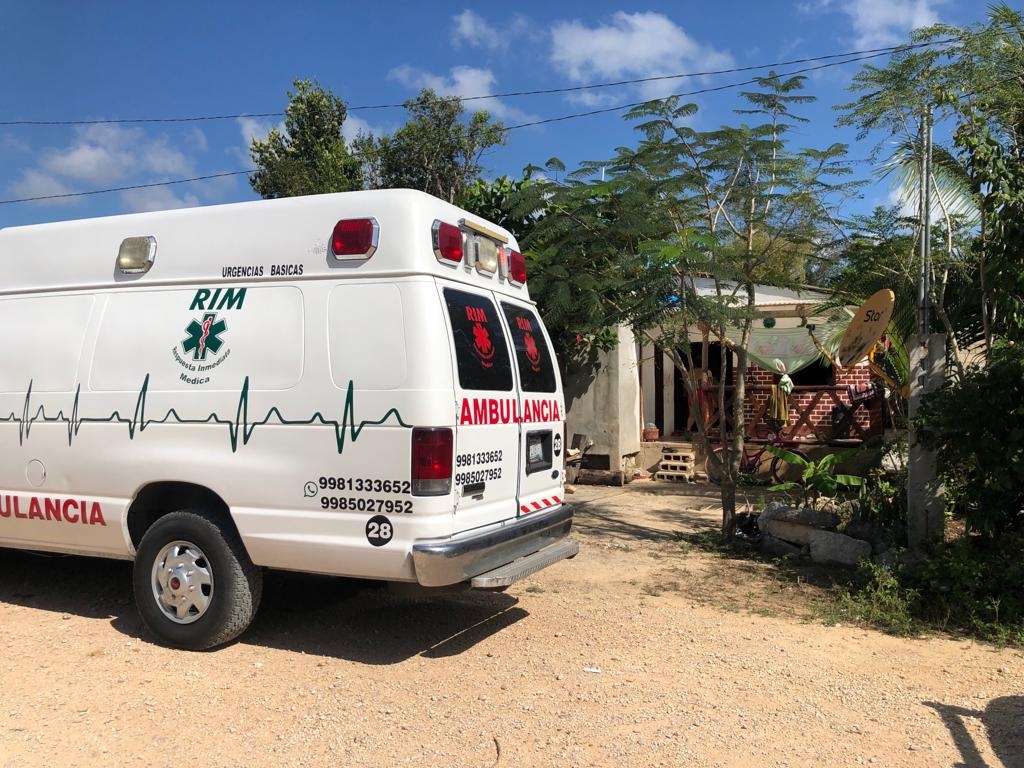 Una ambulancia privada trasladó a los lesionados de la riña familiar hacia un hospital de Cancún para ser atendidos Una ambulancia privada trasladó a los lesionados de la riña familiar hacia un hospital de Cancún para ser atendidos