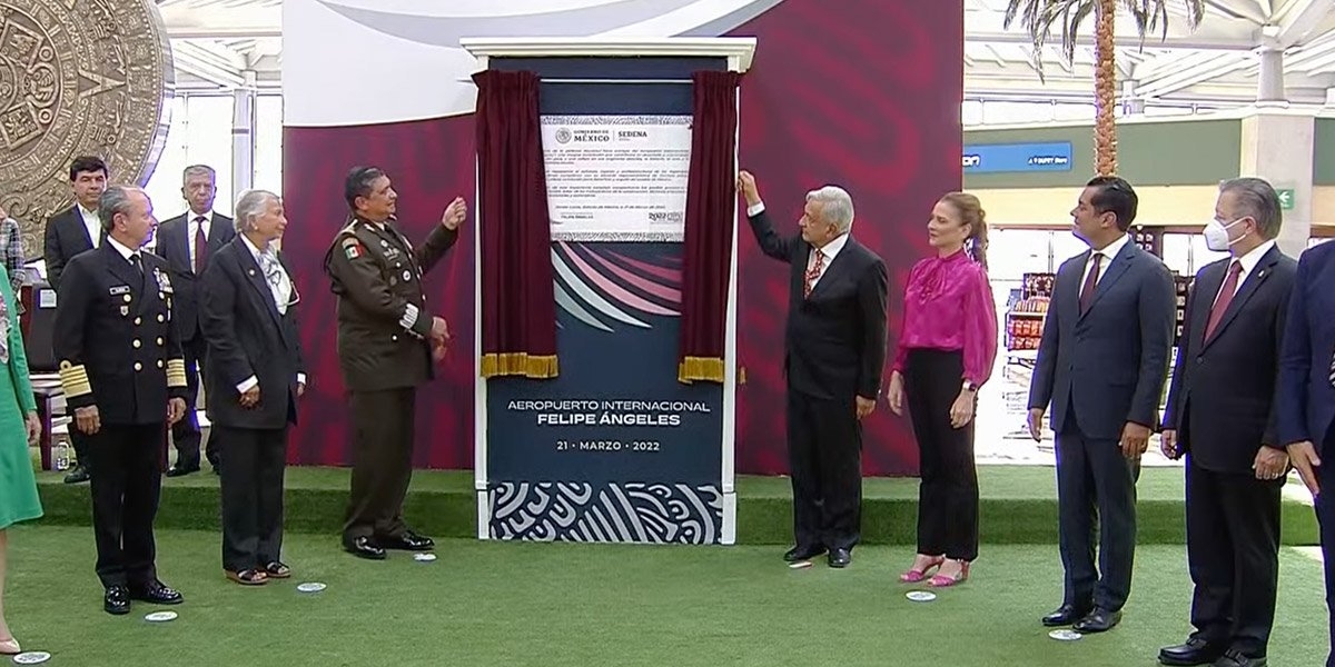 AMLO devela placa de inauguración del AIFA y firma como testigo de honor AMLO devela placa de inauguración del AIFA y firma como testigo de honor