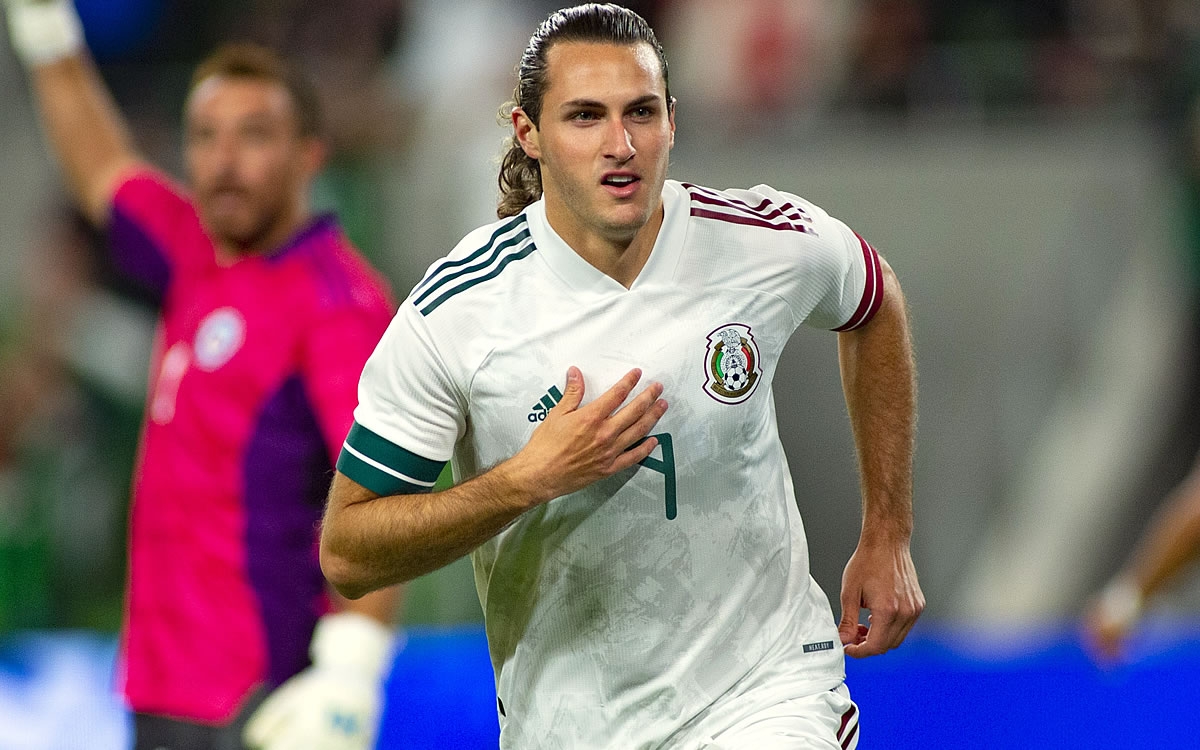 Santiago Giménez ha dejado en claro que él es mexicano