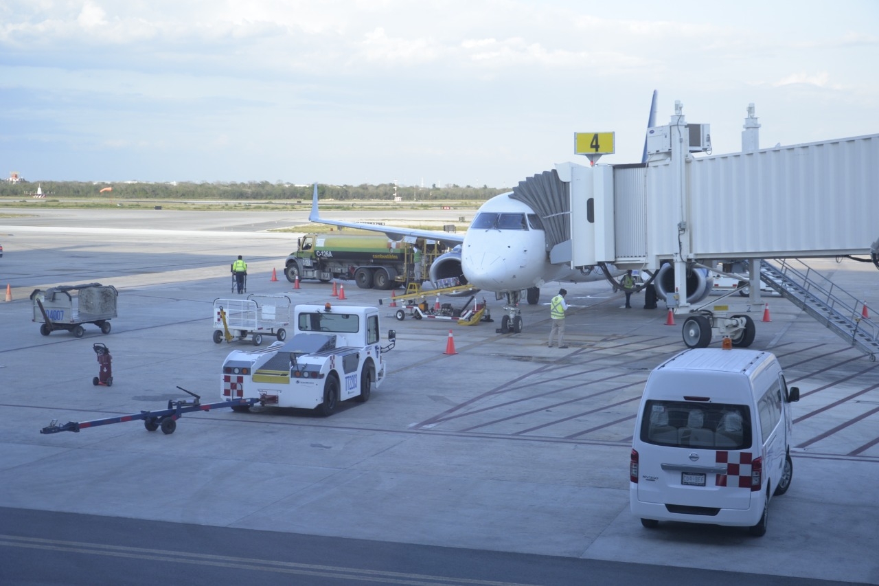 El avión llegó cerca de las 16:00 horas El avión llegó cerca de las 16:00 horas