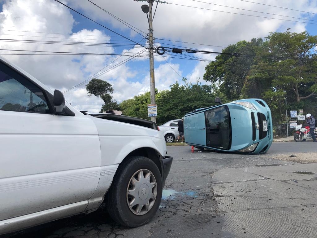 El automóvil spark quedó sobre su costado derecho tras el impacto dado por un Nissan Tsuru rumbo a la avenida 135 de Cancún