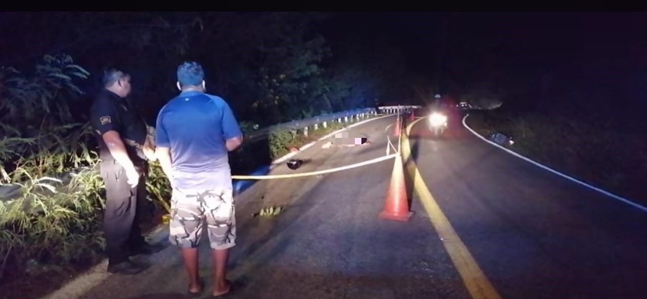 El policía murió en el sitio tras el fuerte impacto contra la valla metálica de la curva, en el kilómetro 6 de la vía Tenabo-Tinún El policía murió en el sitio tras el fuerte impacto contra la valla metálica de la curva, en el kilómetro 6 de la vía Tenabo-Tinún