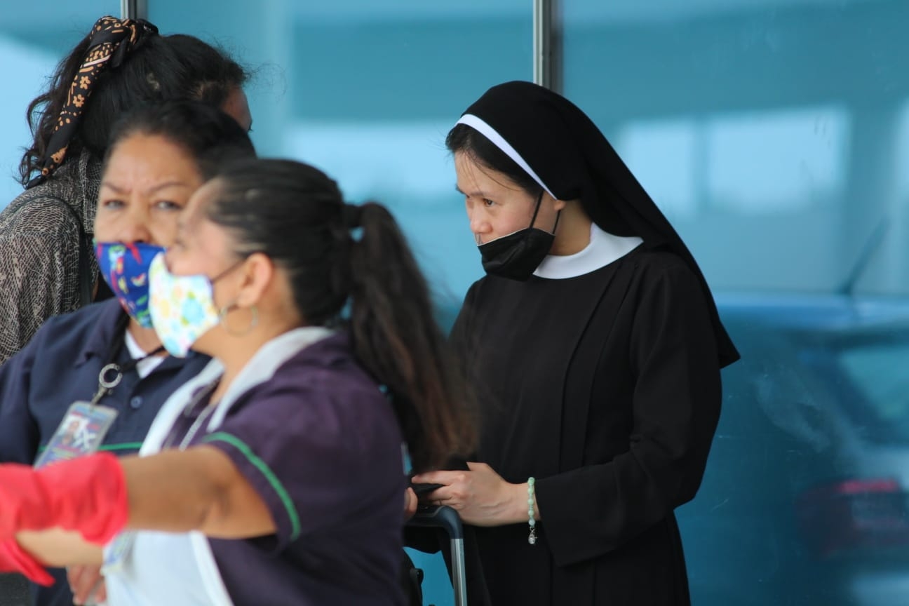 La monja de origen extranjero platicó con algunas personas en el aeropuerto de Cancún, antes de ser trasladada a su destino en la ciudad