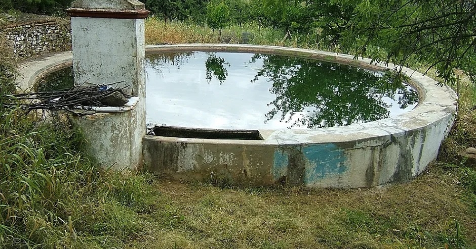 La pila de agua tiene 3 x 2 metros y 1.5 de profundidad