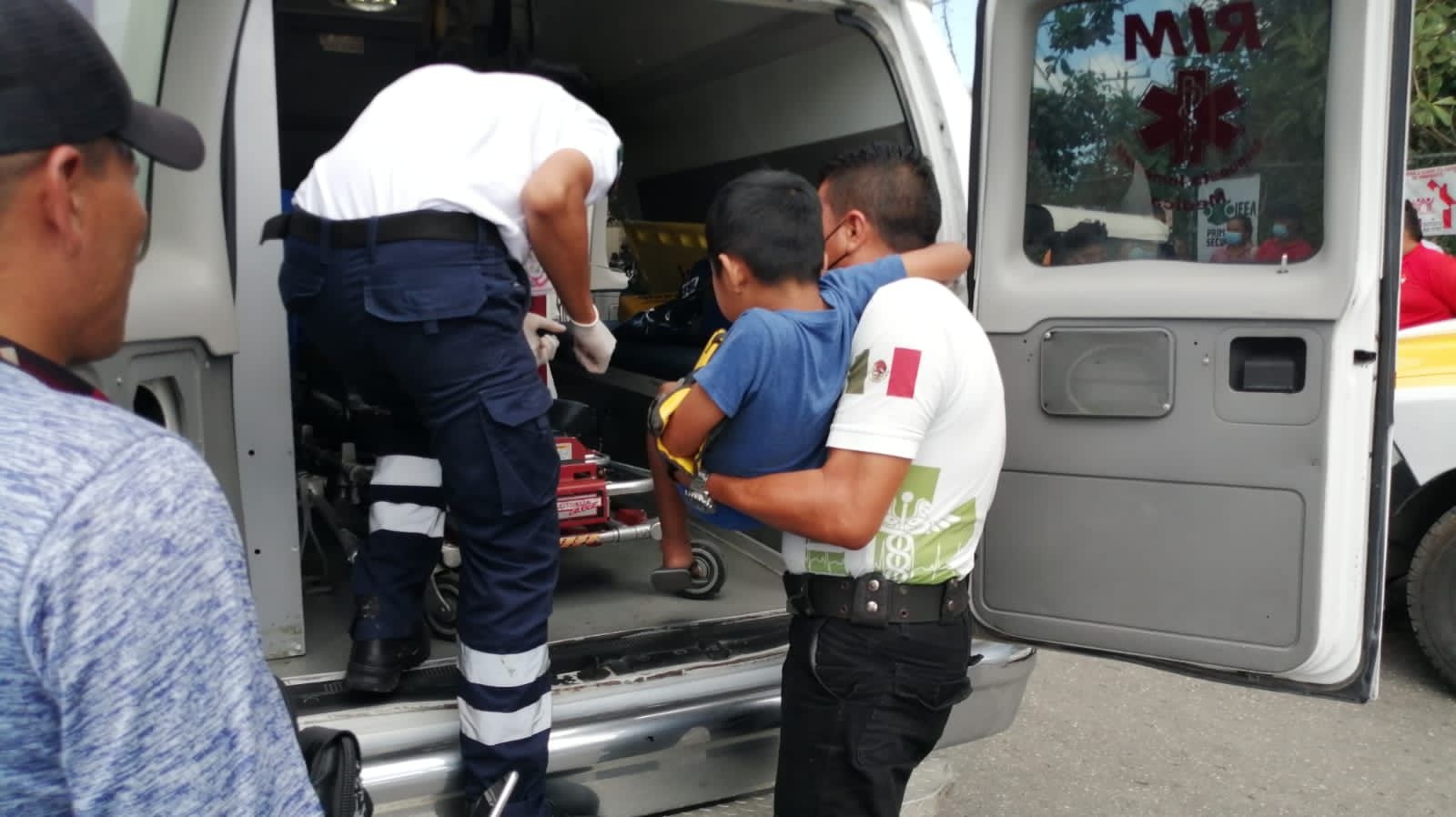 El menor fue valorado por paramédicos tras el choque entre dos mototaxis en el cruce ce las avenidas Kabah y Tules en Cancún El menor fue valorado por paramédicos tras el choque entre dos mototaxis en el cruce ce las avenidas Kabah y Tules en Cancún