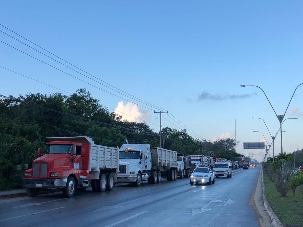 La protesta pacífica de transportistas en Cancún se dirige a Puerto Morelos, donde, presuntamente, tendrán una reunión con autoridades estatales