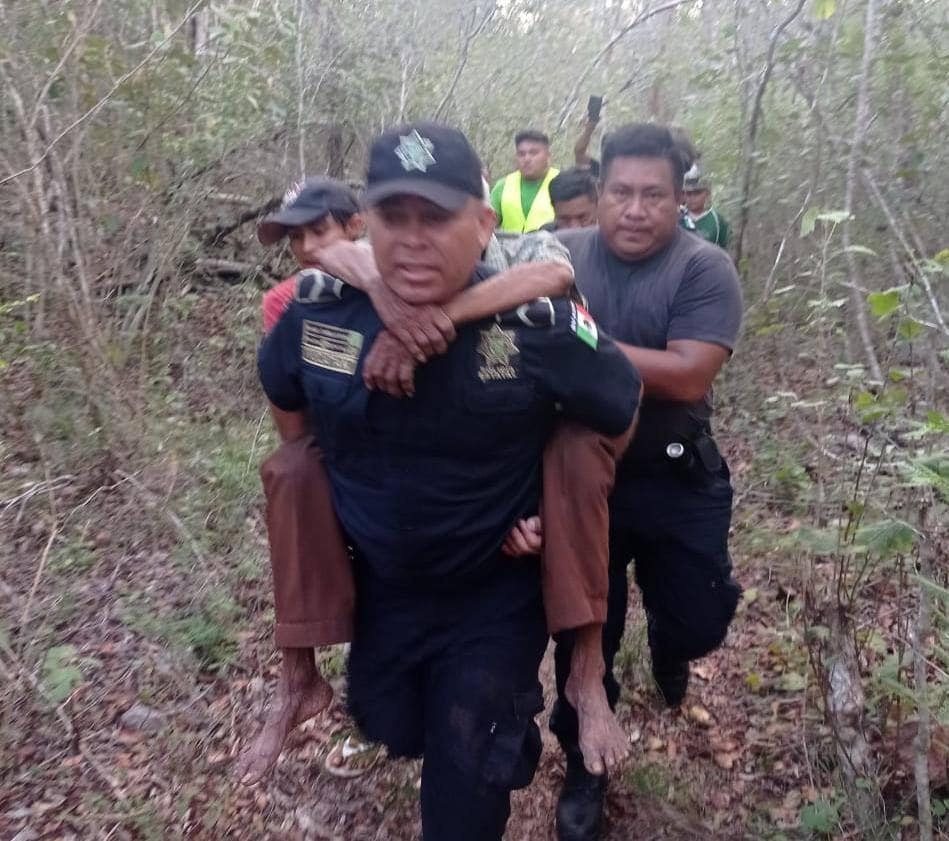 El hombre fue cargado por los rescatistas
