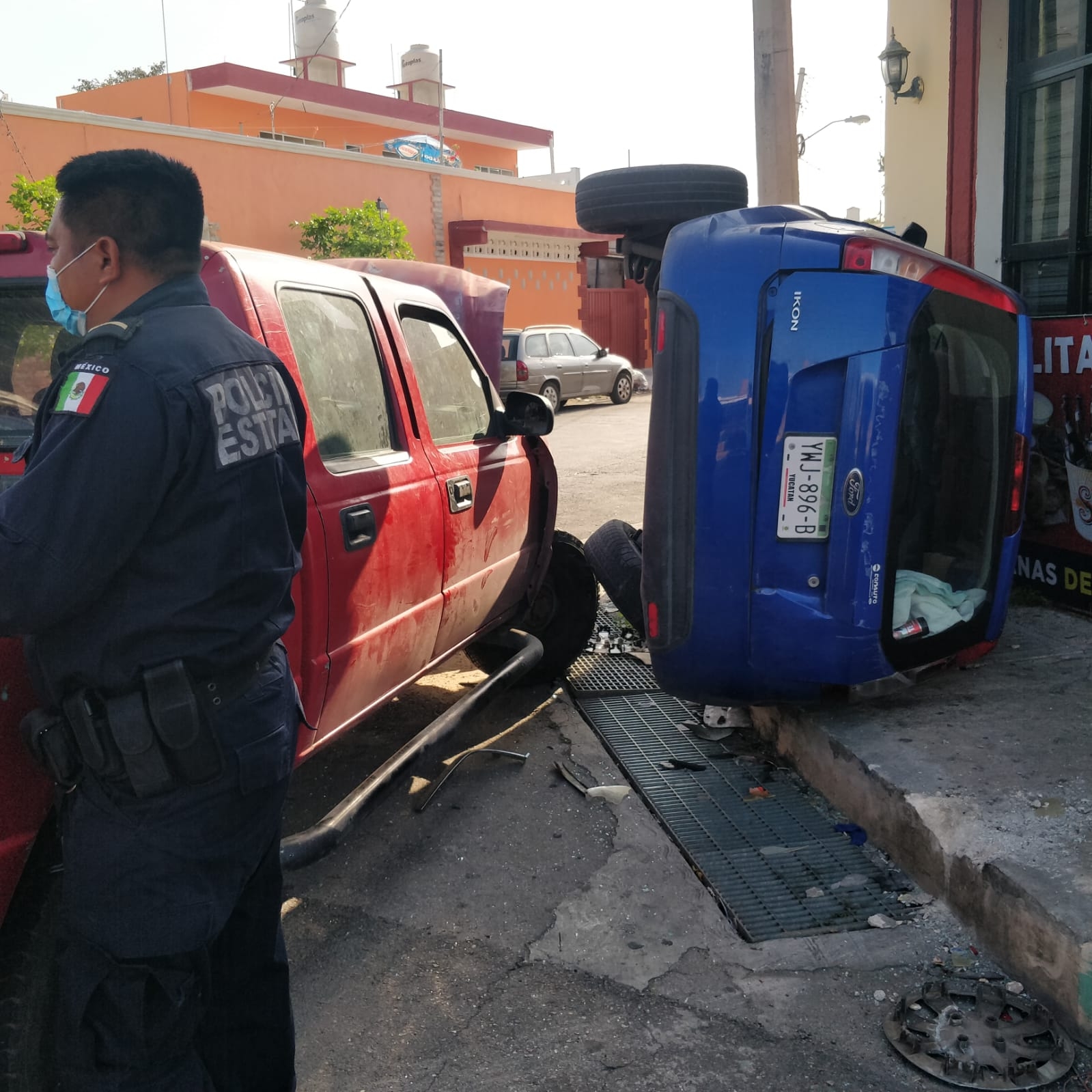 Al lugar arribaron elementos de la Secretaría de Seguridad Pública para ayudar a los accidentes