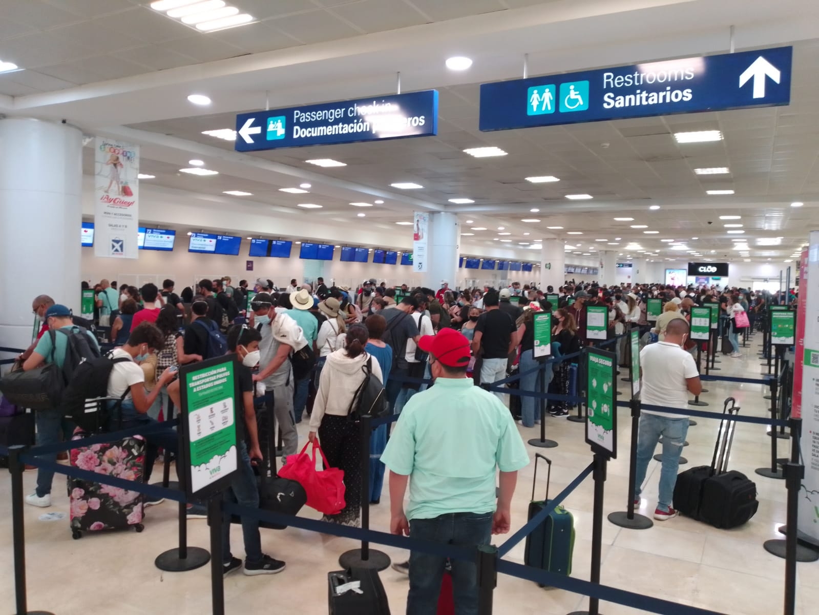 La afluencia en el aeropuerto de Cancún es de cerca de mil personas, pese a las cancelaciones
