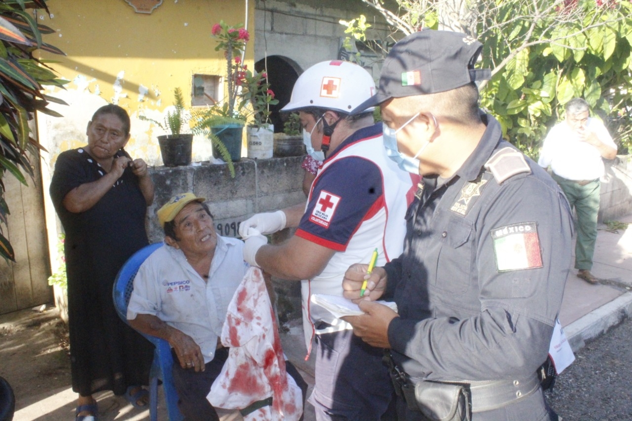 El hombre recibió un machetazo en el dedo y la mujer fue golpeada por la espalda