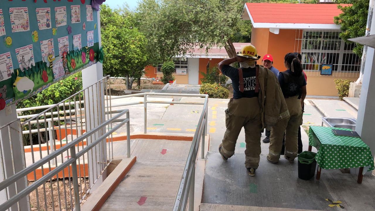 Elementos del cuerpo de bomberos arribaron al lugar para poner a salvo a los menores Elementos del cuerpo de bomberos arribaron al lugar para poner a salvo a los menores