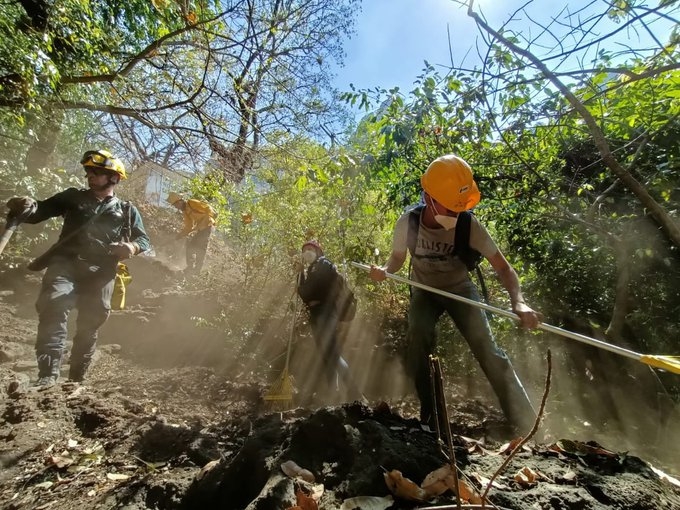 Los brigadistas son vecinos de la zona que ya tienen experiencia en apagar incendios. Foto: Twitter @CNPC_MX