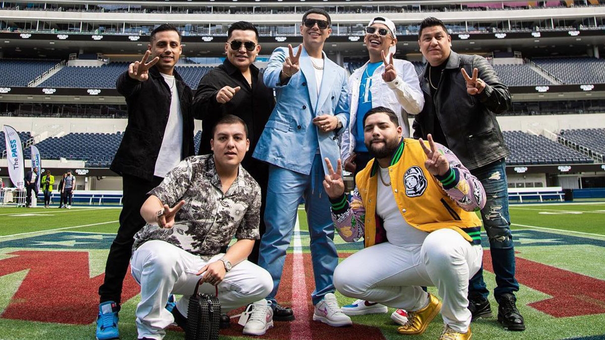 Grupo Firme hizo su primera aparición en el escenario de Premios Juventud y sorprendieron a la gente con sus atuendos
