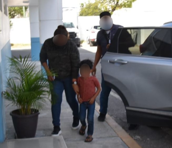 El menor fue trasladado desde Yucatán a la FGE Quintana Roo en Chetumal, para después ser entregado al DIF en lo que se llevan a cabo las investigaciones por presunta violencia familiar El menor fue trasladado desde Yucatán a la FGE Quintana Roo en Chetumal, para después ser entregado al DIF en lo que se llevan a cabo las investigaciones por presunta violencia familiar