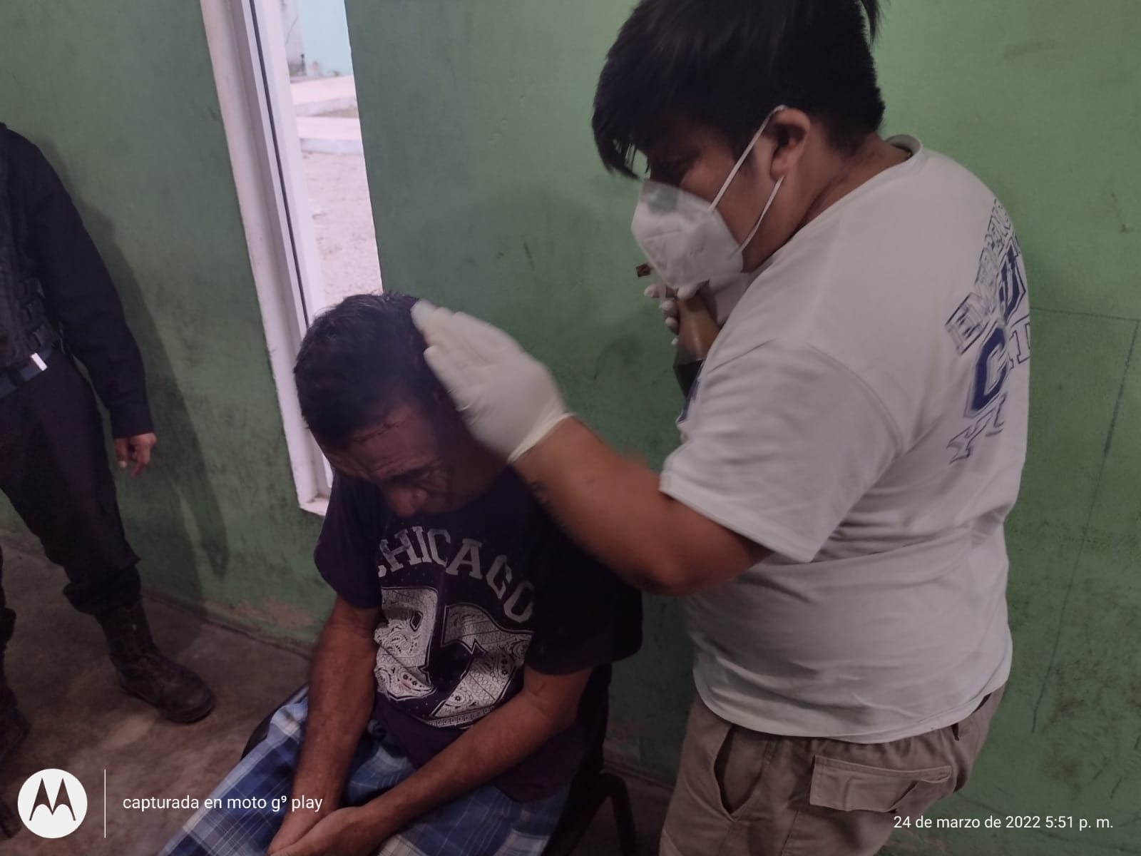 El hombre tuvo que ser atendido por paramédicos El hombre tuvo que ser atendido por paramédicos