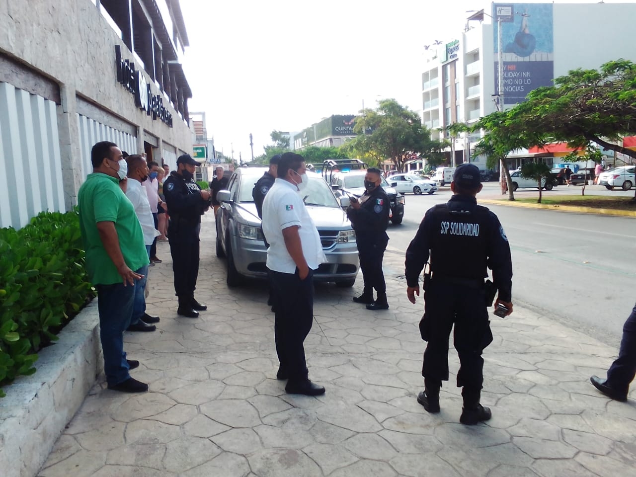 Los conductores de taxi en Playa del Carmen alegaron que la unidad no tiene placas federales para realizar el traslado de turistas Los conductores de taxi en Playa del Carmen alegaron que la unidad no tiene placas federales para realizar el traslado de turistas