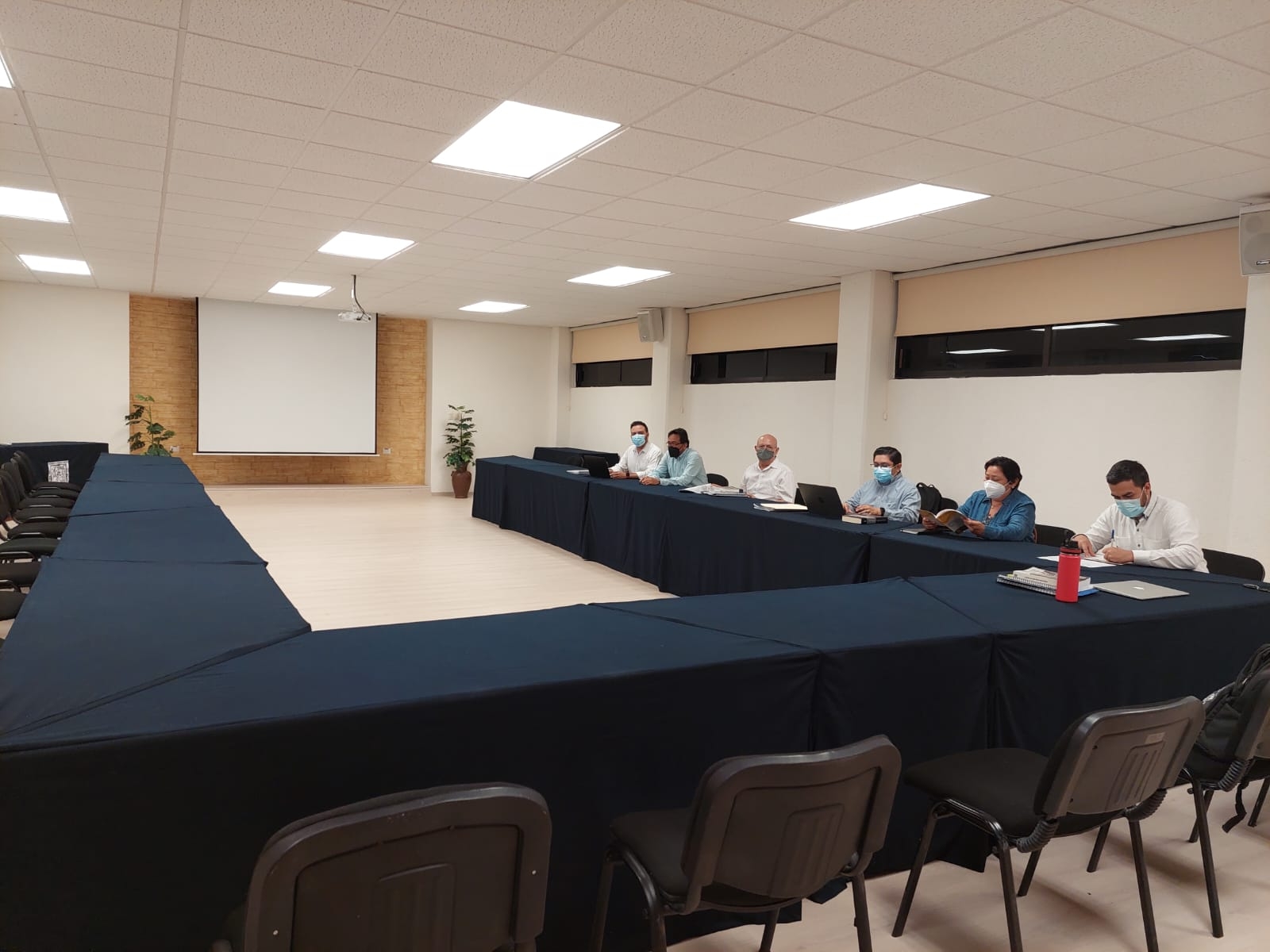 En la foto sólo se ven a los seis representantes de la UAC En la foto sólo se ven a los seis representantes de la UAC