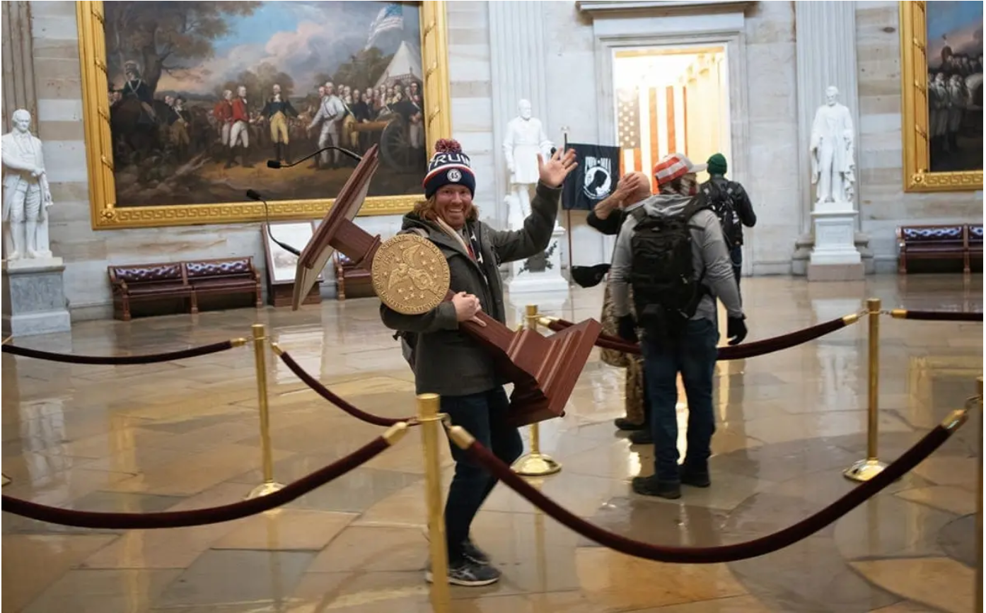 La fotografía de Johnson robando el atril del Nancy Pelosi se convirtió en una de las más publicadas del asalto La fotografía de Johnson robando el atril del Nancy Pelosi se convirtió en una de las más publicadas del asalto