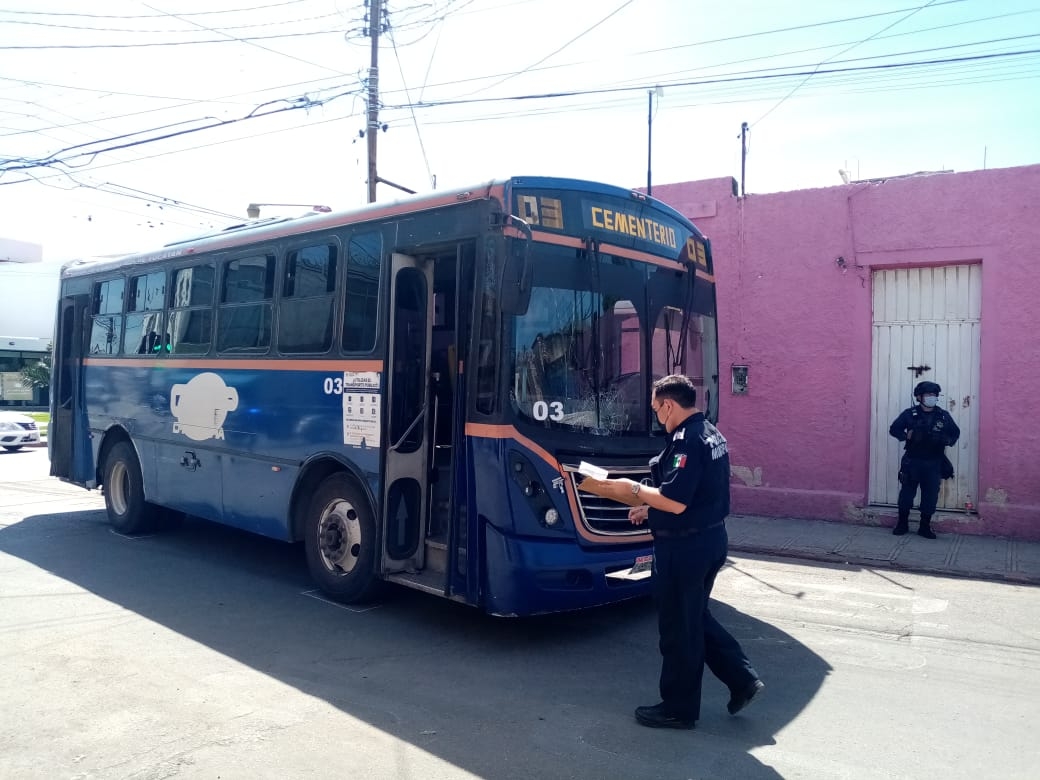 La mujer no se percató del camión cuando iba a cruzar la calle
