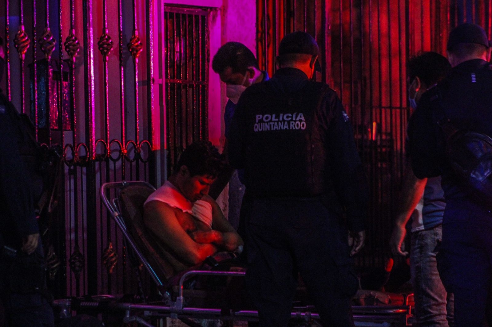 Elementos de la Policía Quintana Roo y paramédicos de una ambulancia privada, llegaron al auxilio