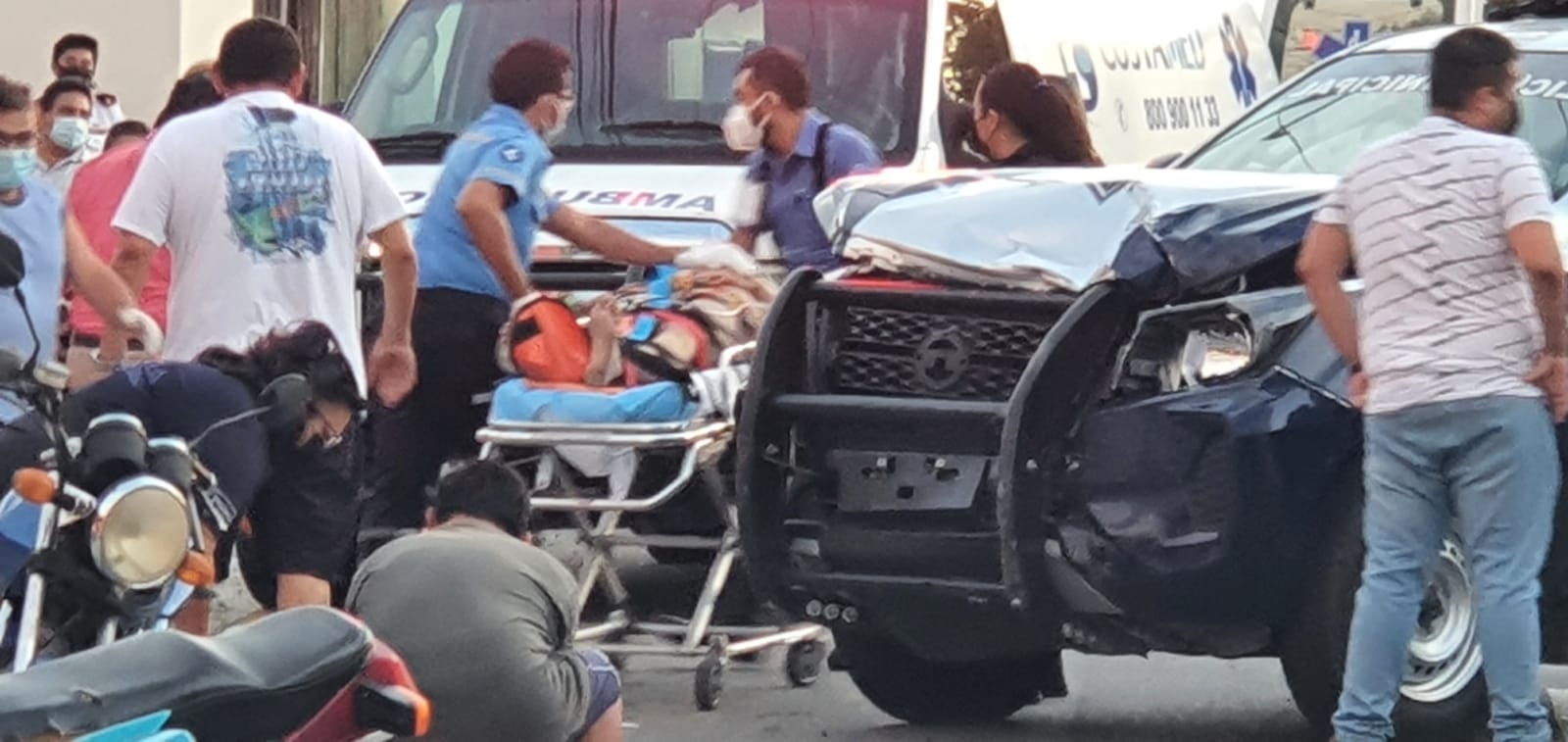 Del impacto, el conductor de la moto se proyectó sobre la banqueta