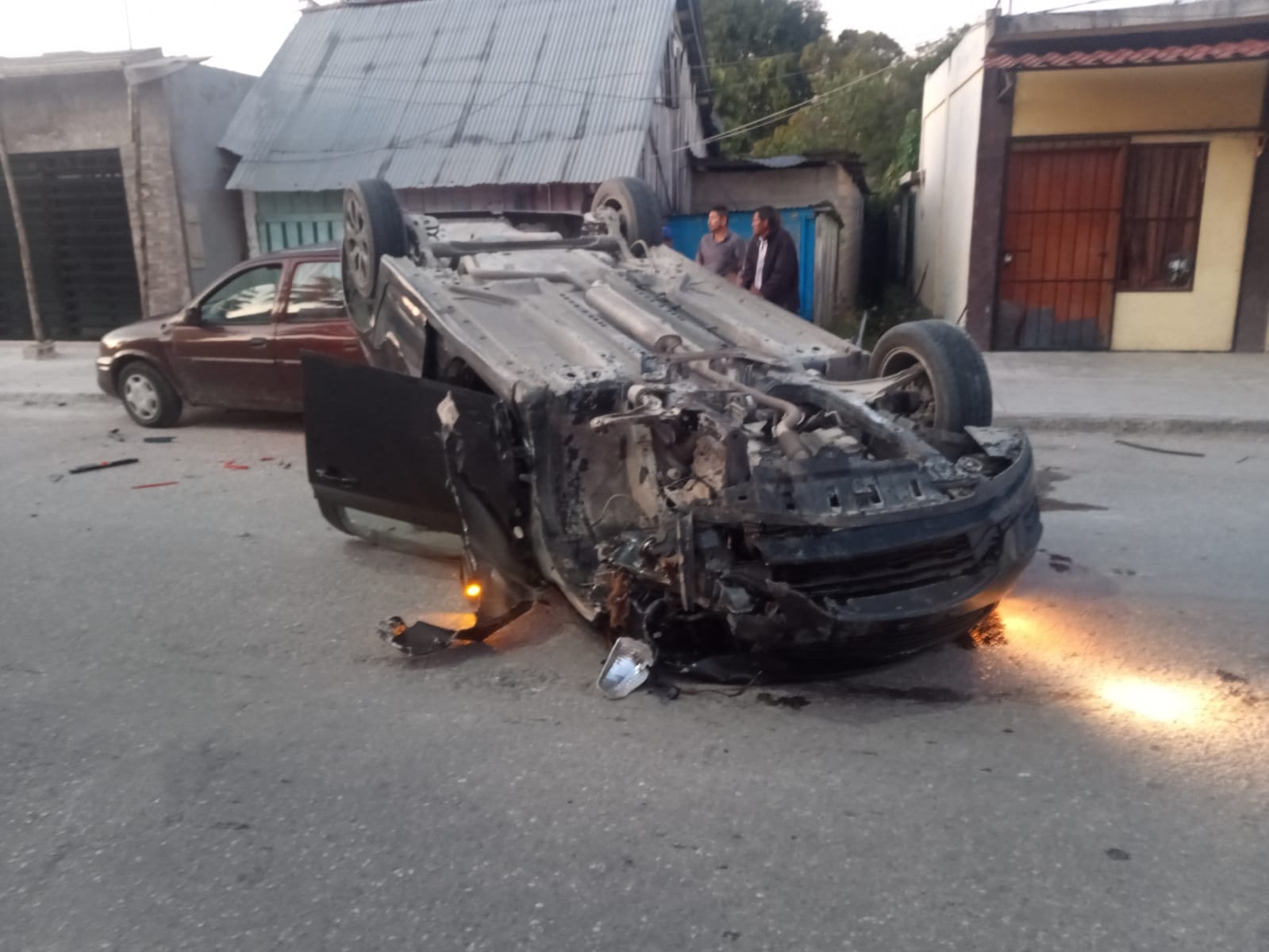 Según vecinos, el accidente pudo ser peor, pero fue detenido por un automóvil estacionado Según vecinos, el accidente pudo ser peor, pero fue detenido por un automóvil estacionado