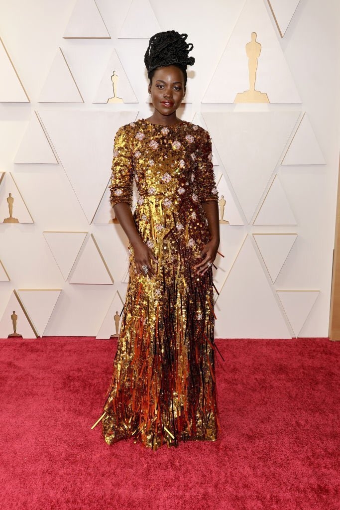 Durante esta alfombra roja de los Oscar 2022, Lupita Nyong'o sorprendió con un vestido dorado con flores rosadas. Durante esta alfombra roja de los Oscar 2022, Lupita Nyong'o sorprendió con un vestido dorado con flores rosadas.