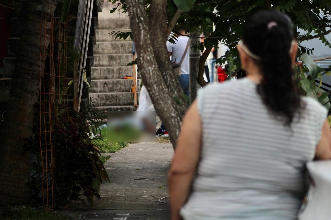 Personal del Semefo acudió al fraccionamiento Ciudad Natura pára realizar el levantamiento del cuerpo y llevarlo a la morgue de Cancún
