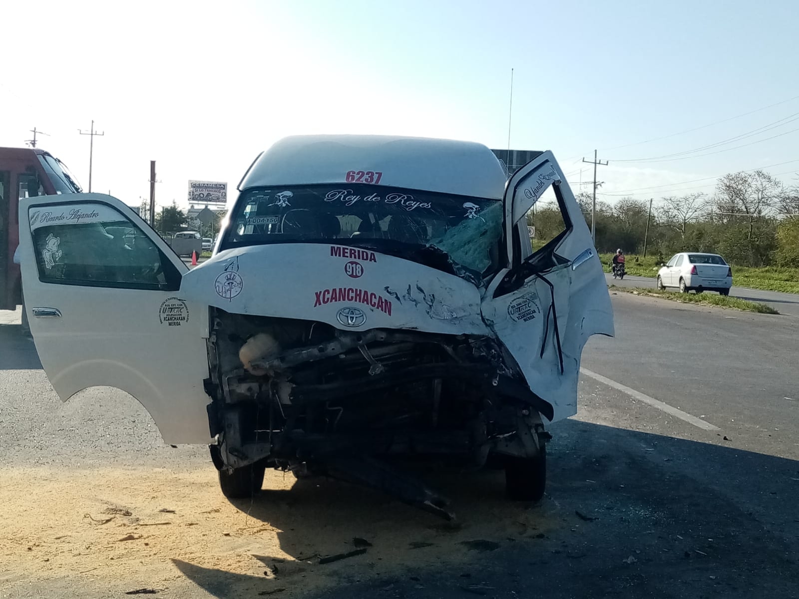 Las unidades involucradas en el choque en la carretera Mérida-Cancún fueron removidas por una grua Las unidades involucradas en el choque en la carretera Mérida-Cancún fueron removidas por una grua