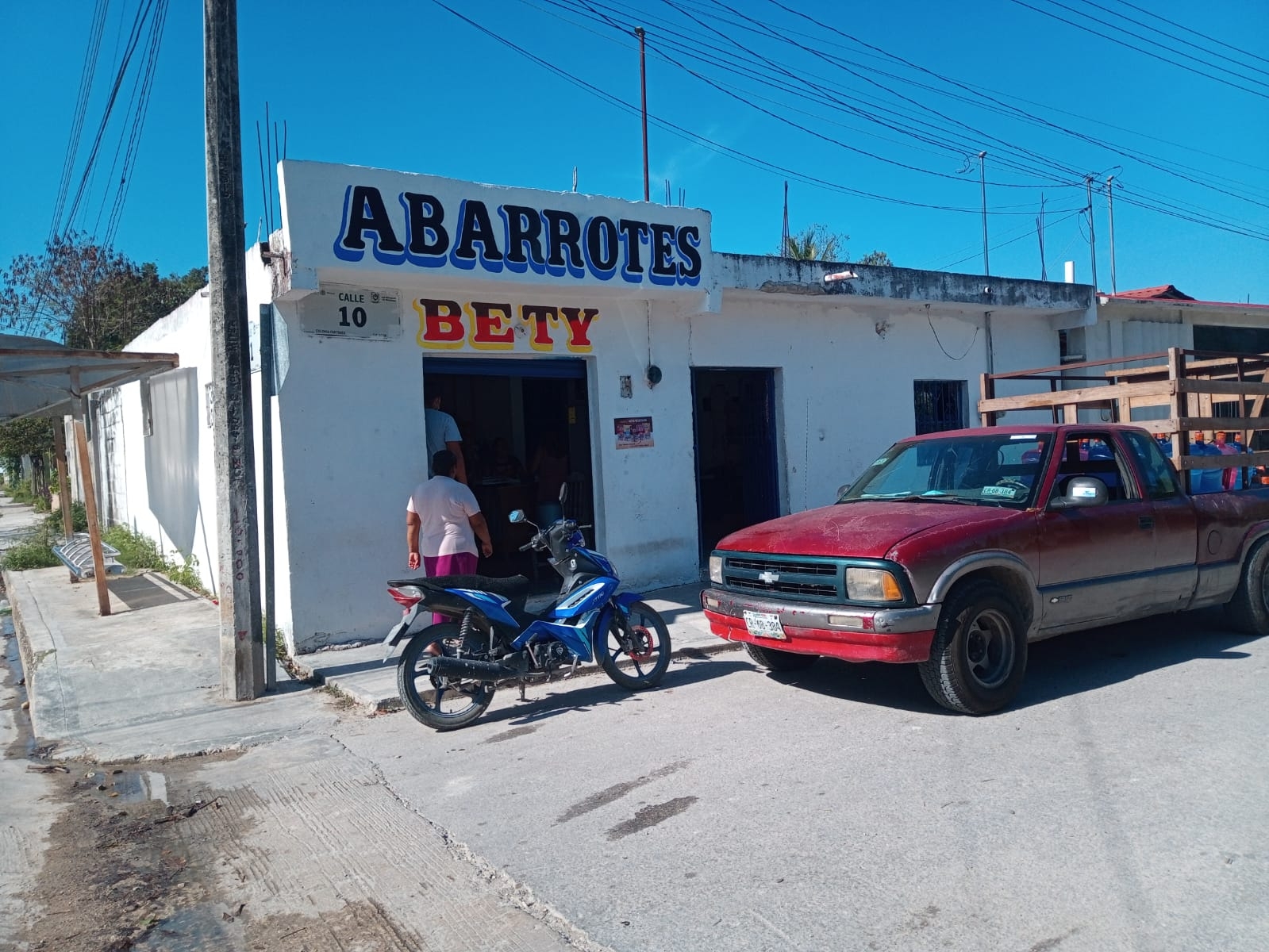 El joven había robado aproximadamente dos mil pesos de la tienda El joven había robado aproximadamente dos mil pesos de la tienda