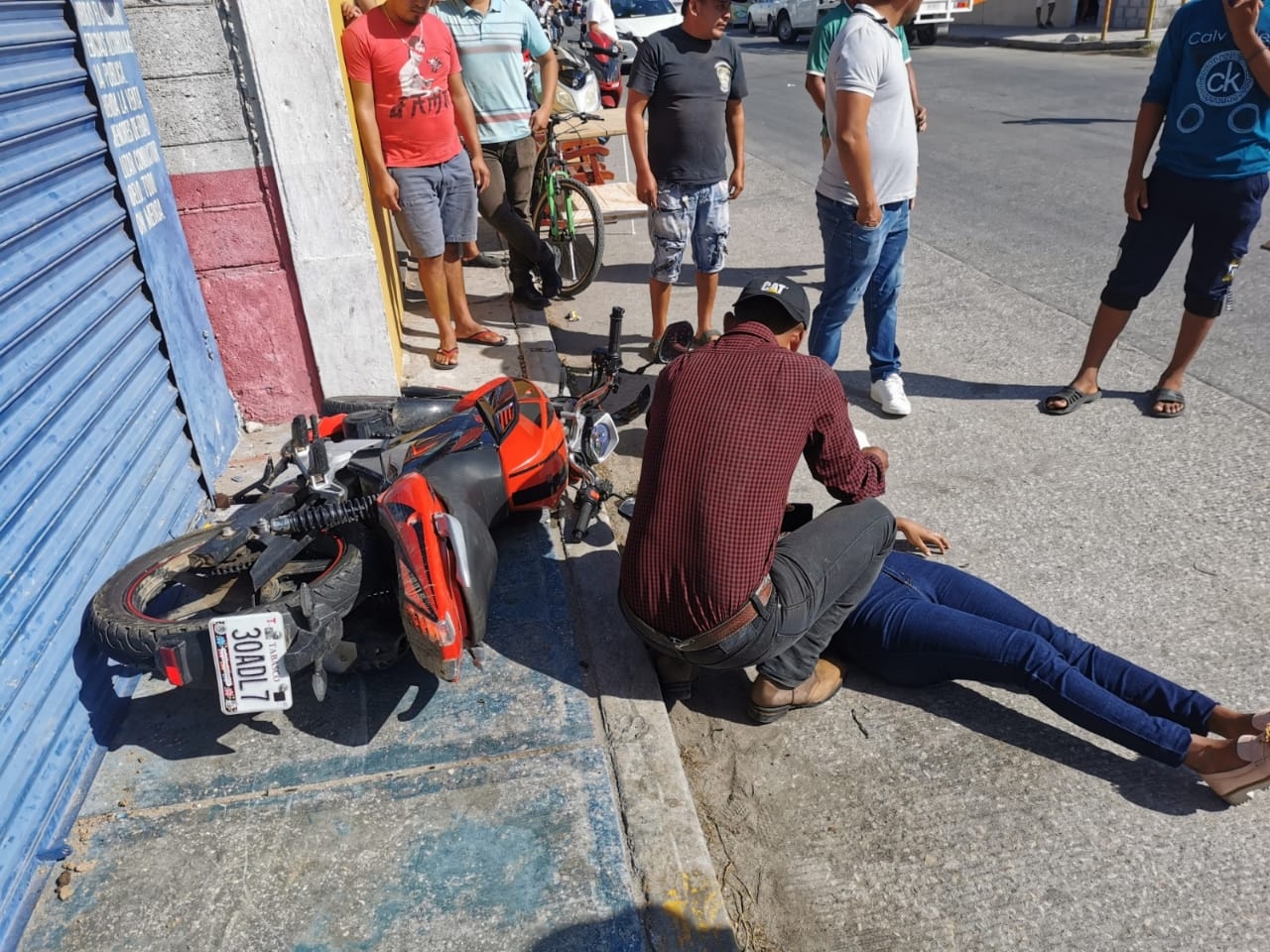 Una de las dos motocicletas quedó sobre la acera de la avenida Volcanes