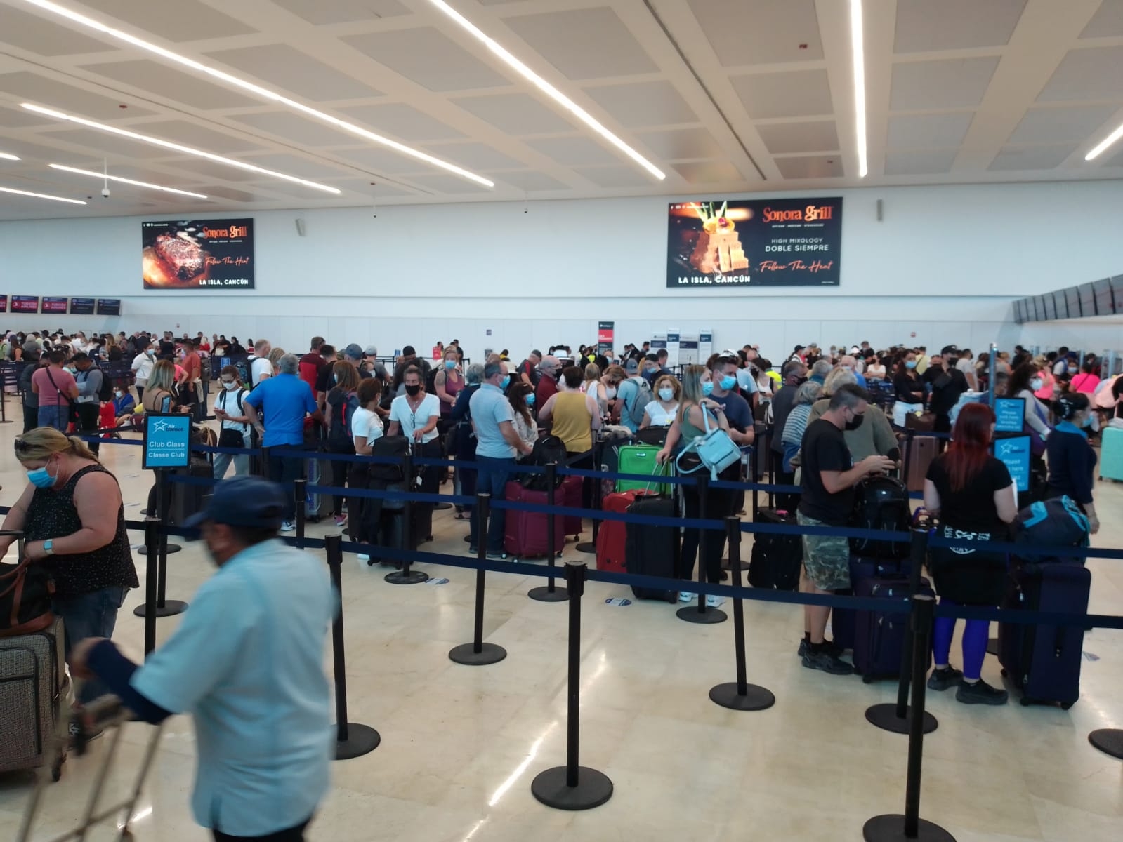 El Aeropuerto Internacional de Cancún registró una afluencia de 500 personas este último lunes de marzo El Aeropuerto Internacional de Cancún registró una afluencia de 500 personas este último lunes de marzo