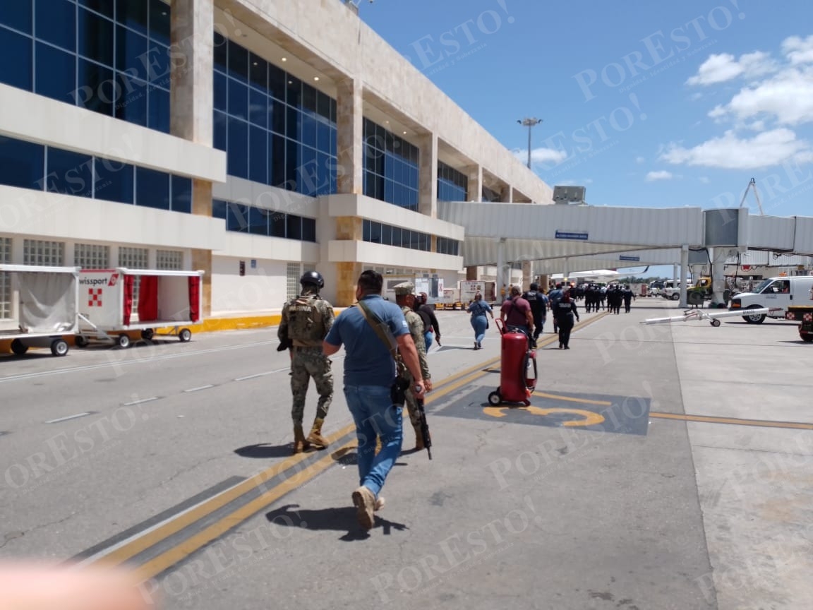 En la pista se vio a decenas de pasajeros, quienes eran resguardados por elementos