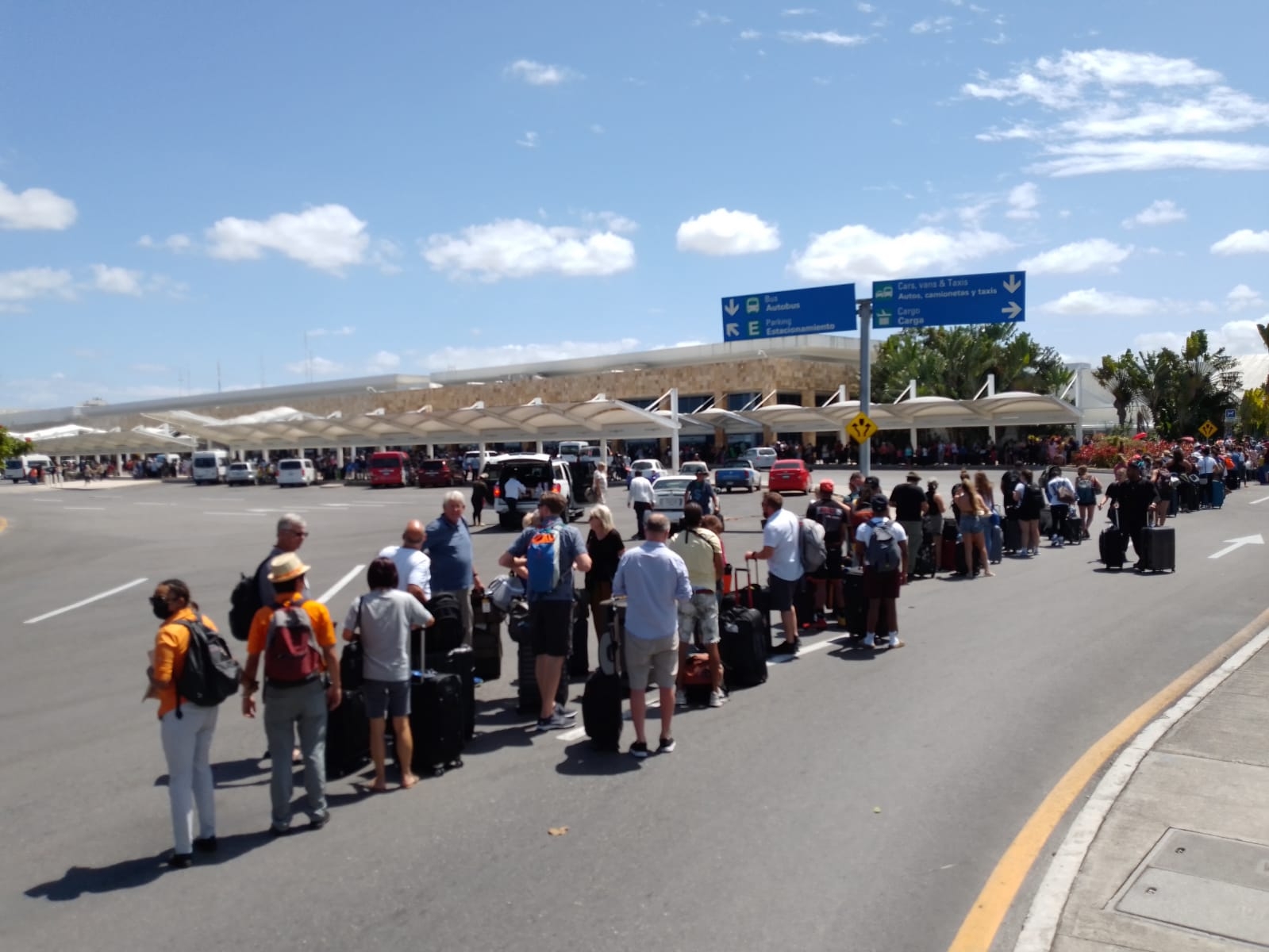 Los turistas que salieron de la Terminal 3 del aeropuerto de Cancún por el presunto ataque armado, retornaron a la sala de espera para aguardar sus salidas