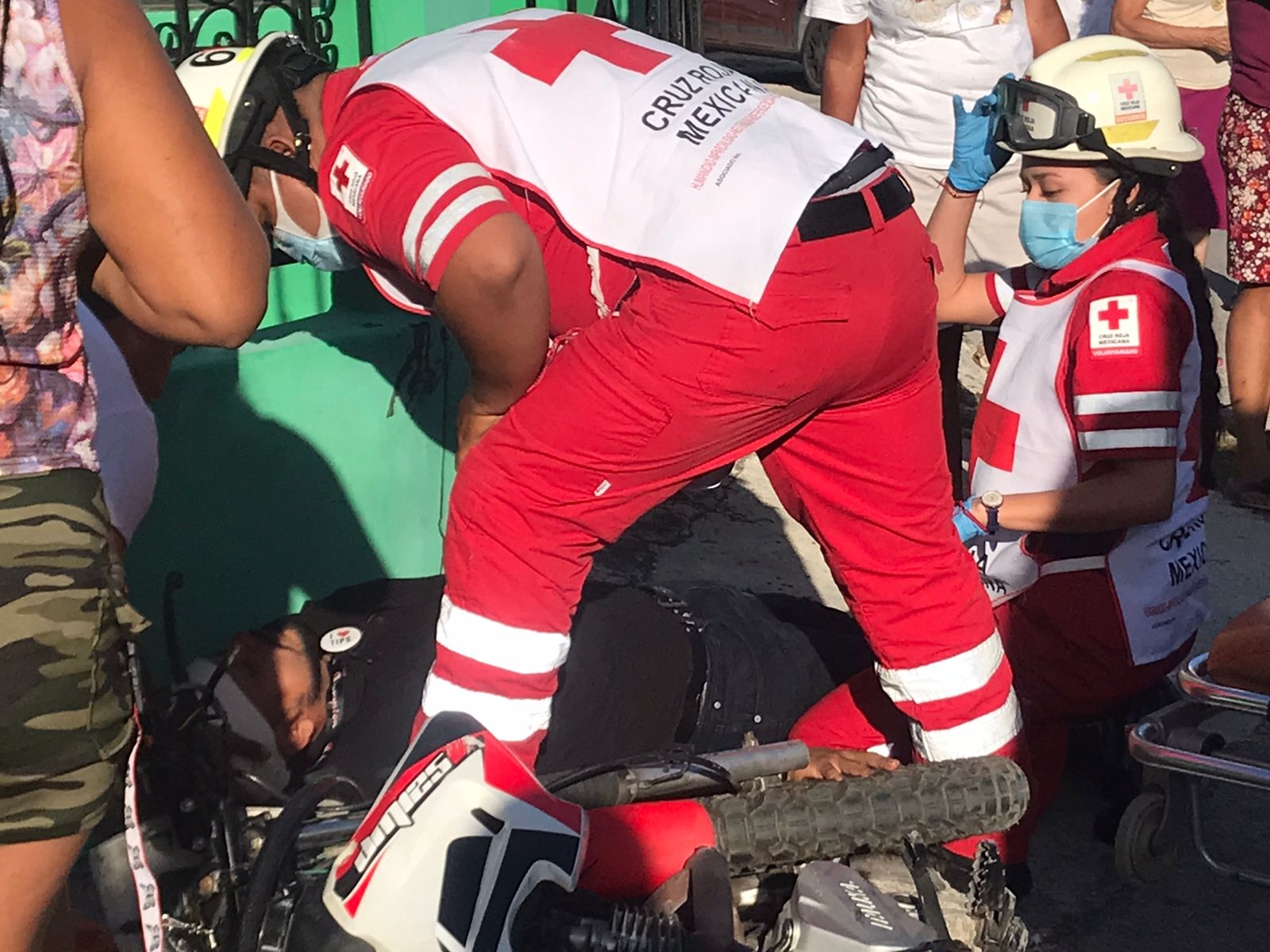Paramédicos de la Cruz Roja acudieron para brindarle los primeros auxilios al hombre