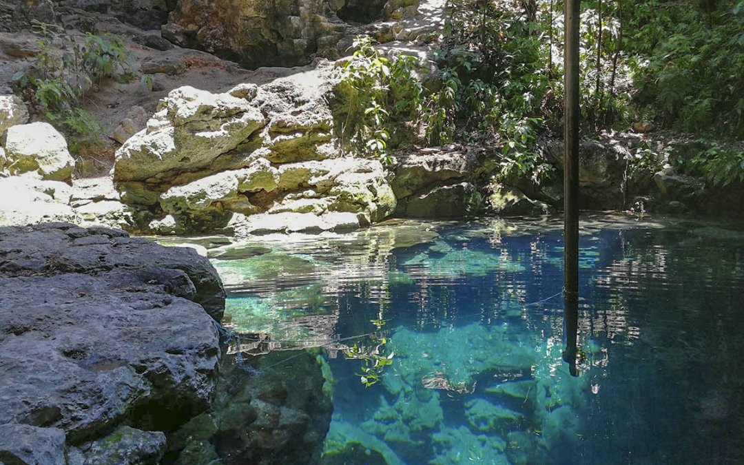 Este cenote se localiza a una distancia de 120 kilómetros de la ciudad de Mérida
