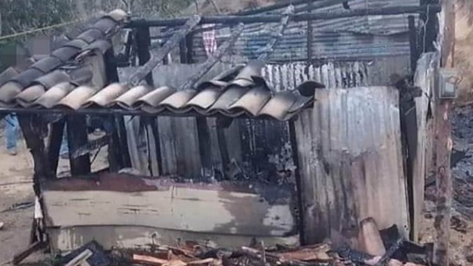 La casa se incendió de inmediato al ser de madera. Foto: Especial