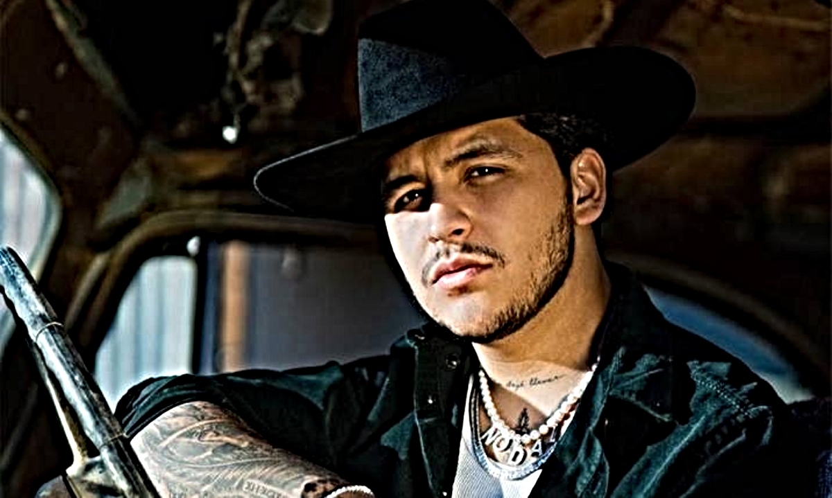 Christian Nodal aparece en la portada de Play Boy con una mujer que se parece mucho a Belinda