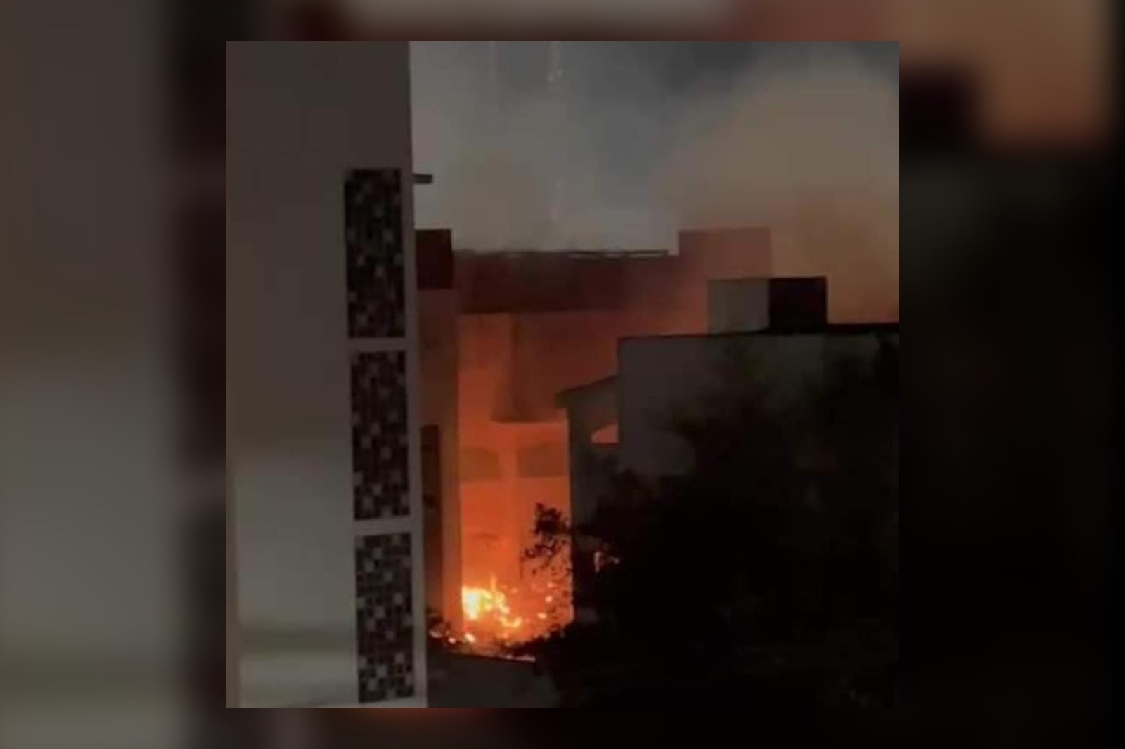Las llamas del incendio de la palapa alertaron a los huéspedes del hotel de Playa del Carmen para salir del inmueble